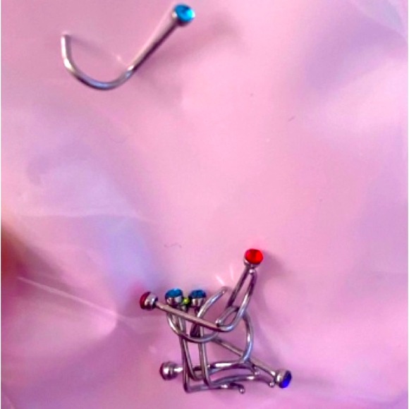 4 unique nose rings, 12 studs - Picture 4 of 12